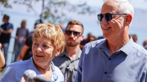 בני גנץ ושרהלה שרון בהלווייתה של פולני צילום ארז ביטון.jpg
