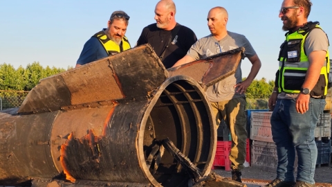 מסייעים בפינוי שברי היירוטים.jpg
