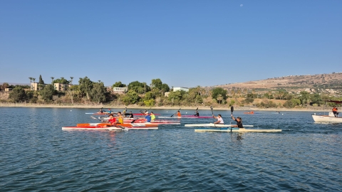 חותרים בקיאקים.jpg